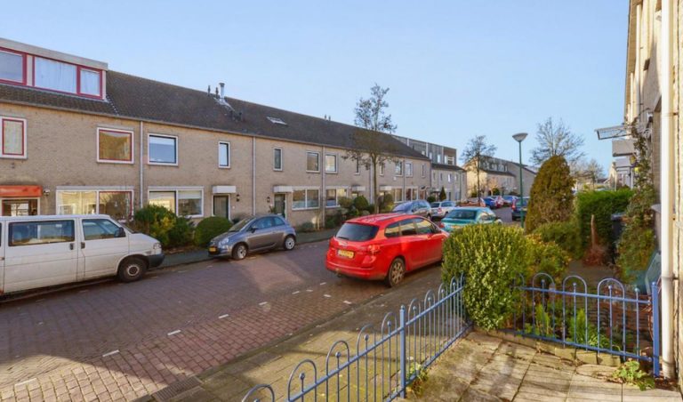 Bewoners Vrijenban moeten rekening houden met meer parkeerdruk door invoering betaald parkeren Indische Buurt Delft