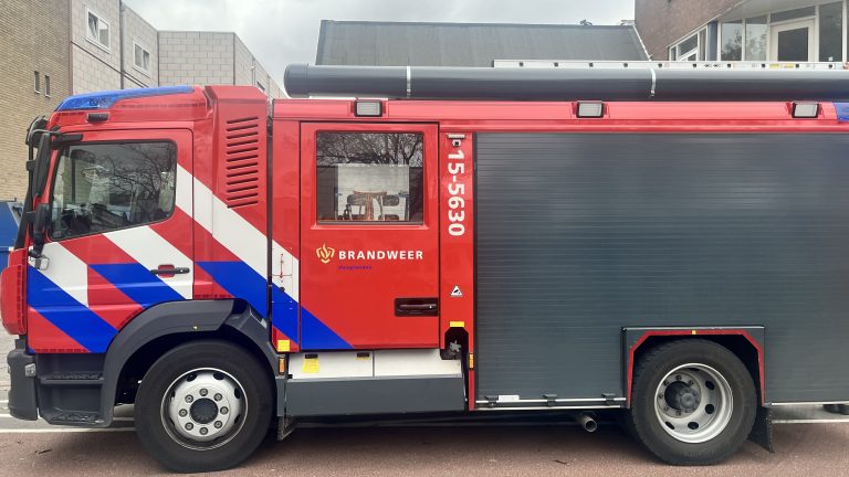 Vuilniswagen kiept lading op straat na brand in Rijswijk