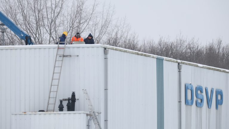 3.000 kilo sneeuw verwijderd van dak DSVP, hal nog steeds gesloten