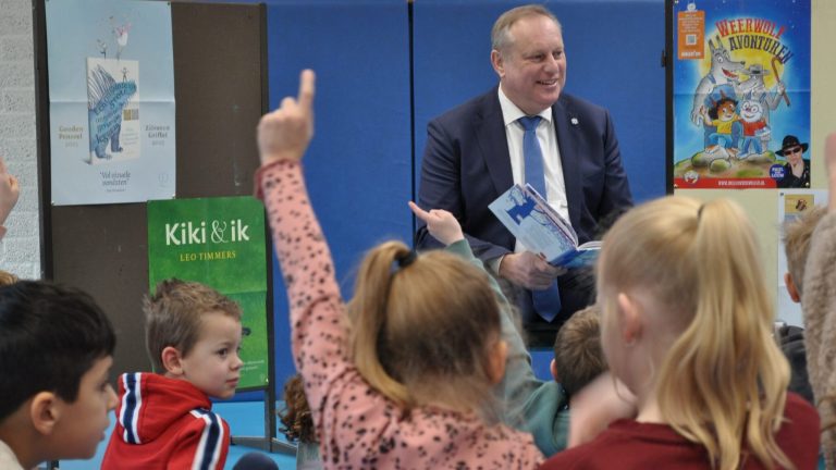 Wethouder leest voor op Johannesschool in Pijnacker