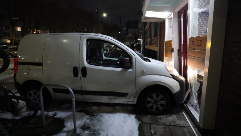 Bestelbusje botst tegen portiek aan Wethouder Hillenaarplantsoen in Rijswijk