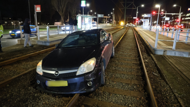 Opnieuw auto op tramspoor aan Laan van Hoornwijck in Rijswijk