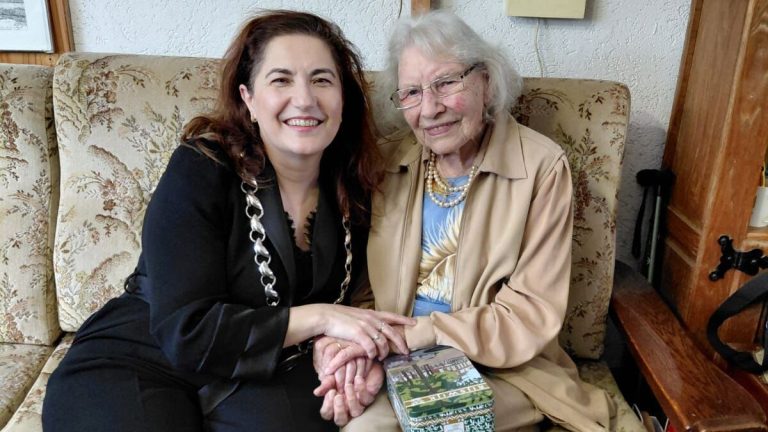 Burgemeester brengt bezoek aan 100-jarige mevrouw Van der Maarel-Duijndam