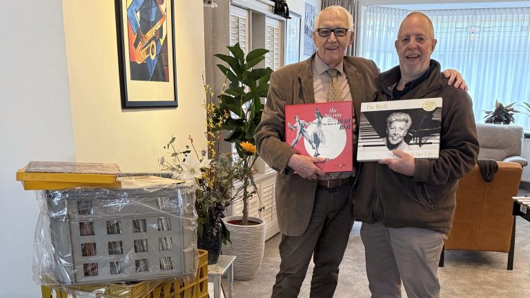 Bill Baker doneert 495 platen aan de Rijswijkse Boekenmarkt