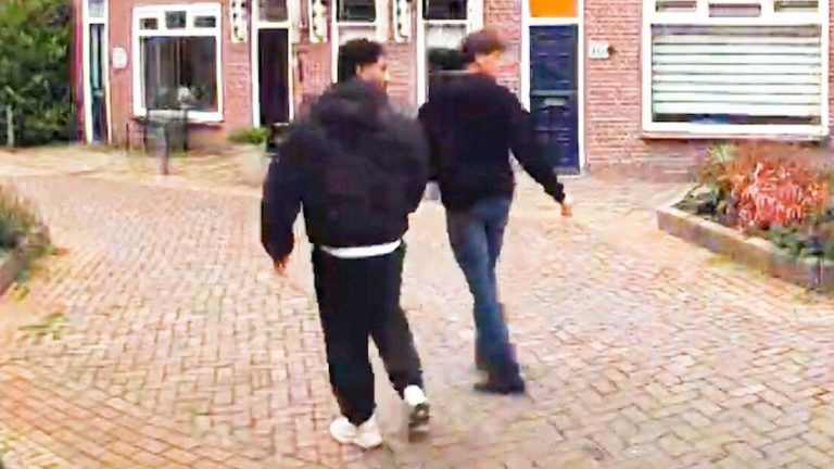 POLITIE ZOEKT DADERS VAN GEWAPENDE STRAATROOF IN PIJNACKER