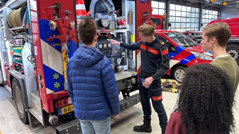 Jongeren nemen kijkje achter de schermen bij de brandweerkazerne Rijswijk