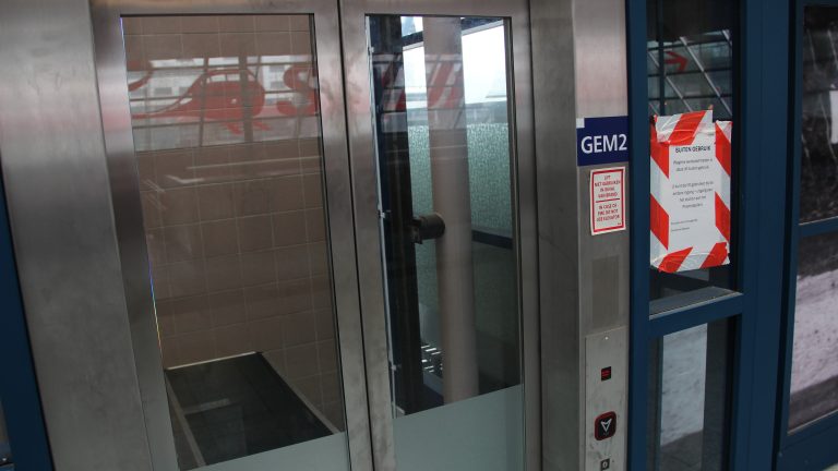 Liften aan Eisenhowerplein bij Station Rijswijk buiten gebruik: "Het is onacceptabel"