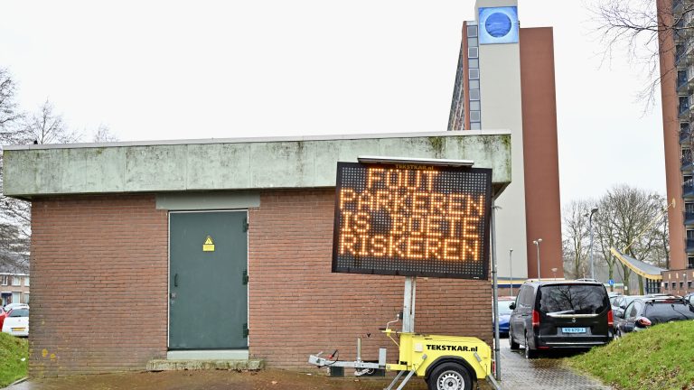 Gemeente plaatst tekstkar tegen foutparkeren bij school Zuid Hendersonstraat
