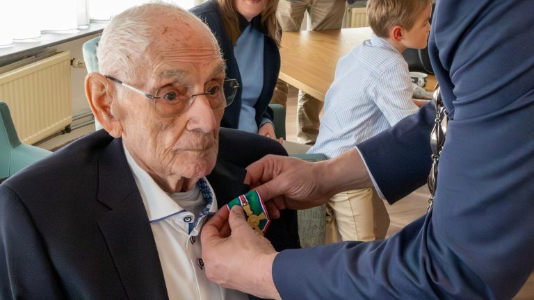 Veteraan Jan Stoop ontvangt Nieuw-Guinea Herinneringskruis