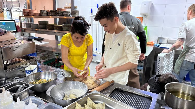 [VIDEO] Kookproject brengt COA-bewoners en wijkkinderen samen in Rijswijk