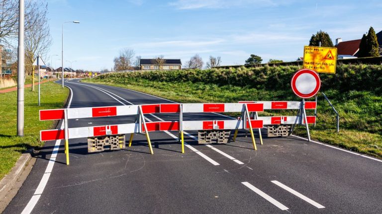 Twee wegafsluitingen op Hofweg zorgen voor onrust in Nootdorp