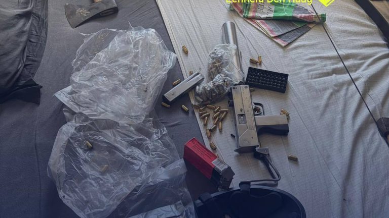 Bestuurder met wapens en automatisch vuurwapen aangehouden na opvallend rijgedrag