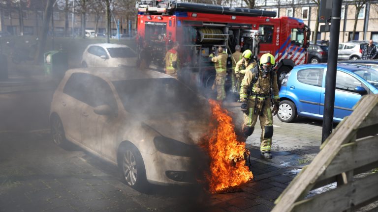 Auto vliegt kort na APK-keuring in brand op de Pioendreef