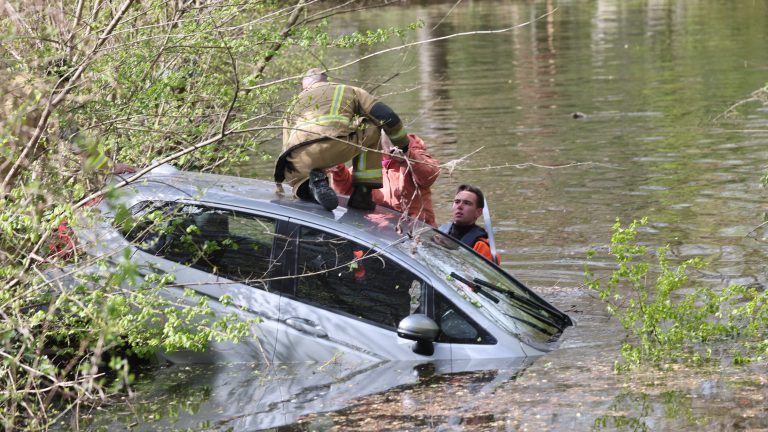 Oudere vrouw rijdt met auto het water in bij de Elzendreef