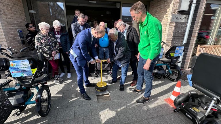 Eerste tegel gelegd voor ‘Vergeet Me Niet-pad’ bij Hof van Kerstanje