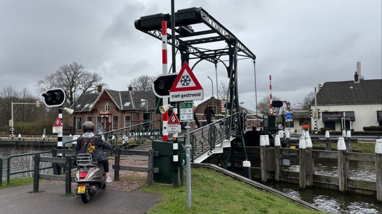 Historische Kippenbrug maakt plaats voor nieuwe fietsbrug