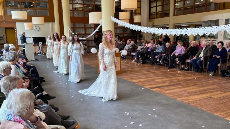 Senioren van Onderwatershof genieten van bijzondere bruidsmodeshow