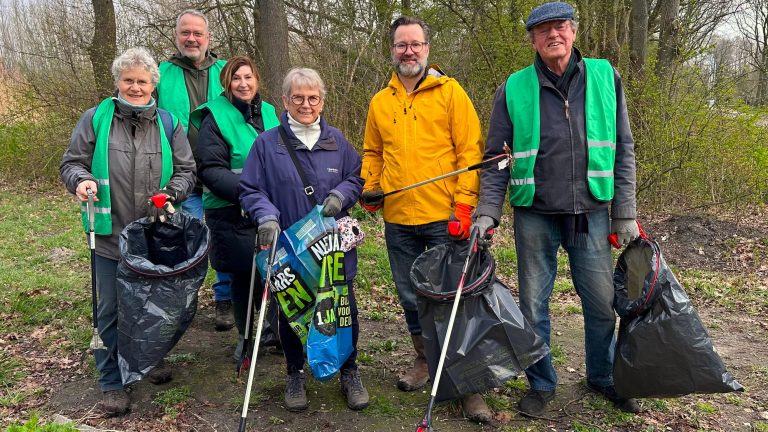 Rijswijkers steken handen uit de mouwen tijdens strijd tegen zwerfafval