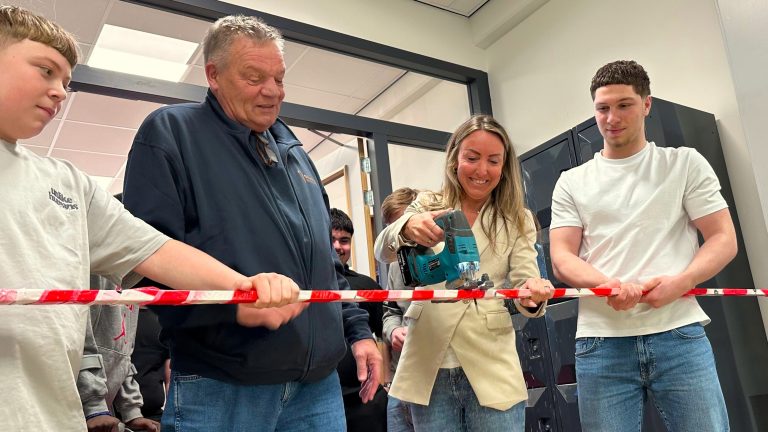 Nieuwe techniekruimtes Beweeg VMBO geopend met elektrische zaag