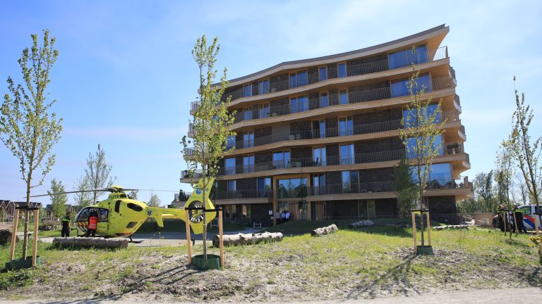Zwaargewonde man aangetroffen op balkon traumahelikopter ingezet
