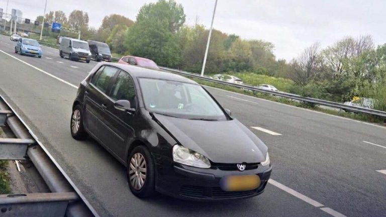 Automobilist rijdt ‘blind’ over A4 met open motorkap