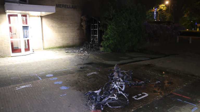 Drie fietsen en scooter verwoest door brand aan Merellaan