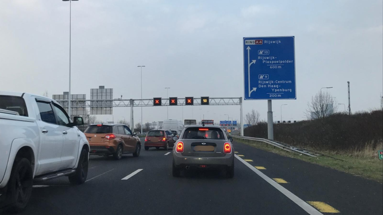 A4 dicht na ongeval, bestuurders negeren rode kruizen massaal
