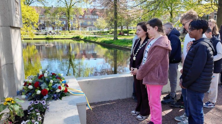 [VIDEO] Leerlingen adopteren oorlogsmonument en herdenken samen met burgemeester
