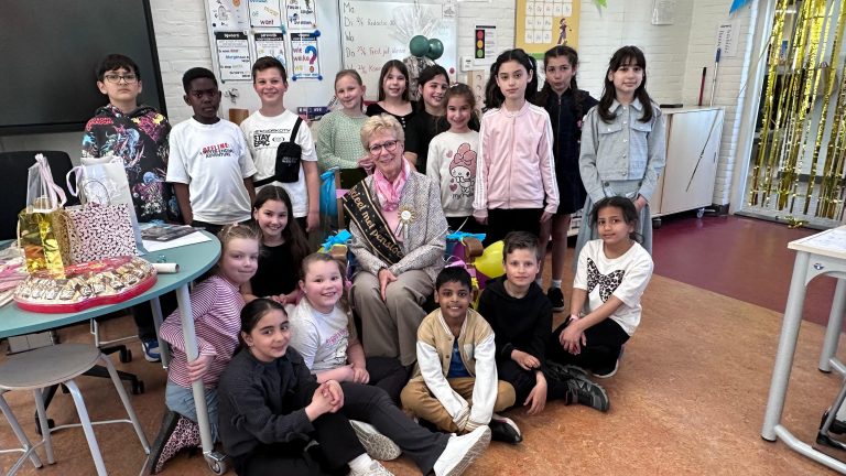 Juf Winnie neemt na 45 jaar afscheid van Het Kristal in Rijswijk