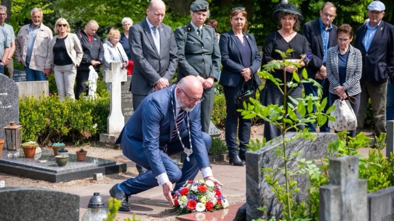 Inwoners Leidschendam komen samen voor herdenking