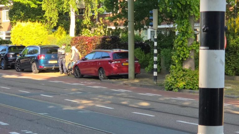 Politie deelt boetes uit tijdens roodlichtcontrole Prinses Mariannelaan in Voorburg