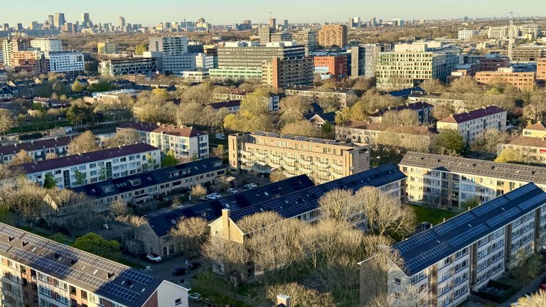 Twee scooters in brand, politieauto bekogeld: camera’s op komst in Muziekbuurt
