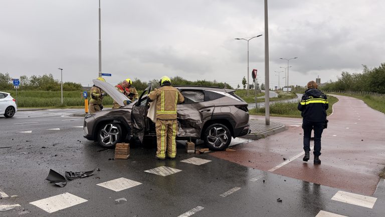 Zwaar ongeval tussen bedrijfswagen en personenauto op Zijdeweg in Pijnacker