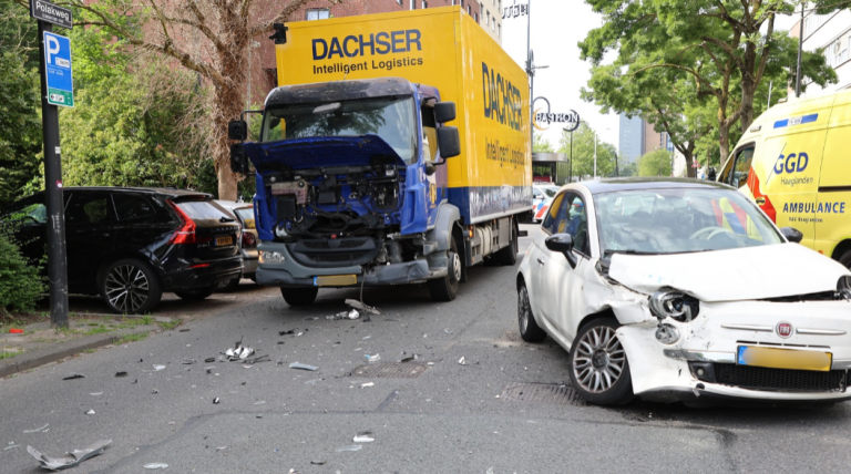 Gewonde bij aanrijding tussen auto en vrachtwagen op Polakweg