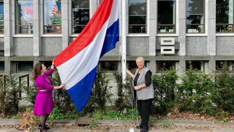 Burgemeester hijst vlag voor Bevrijdingsdag