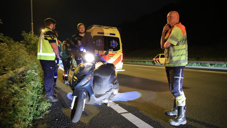Bestuurder dumpt gestolen scooter op A4 en slaat op de vlucht