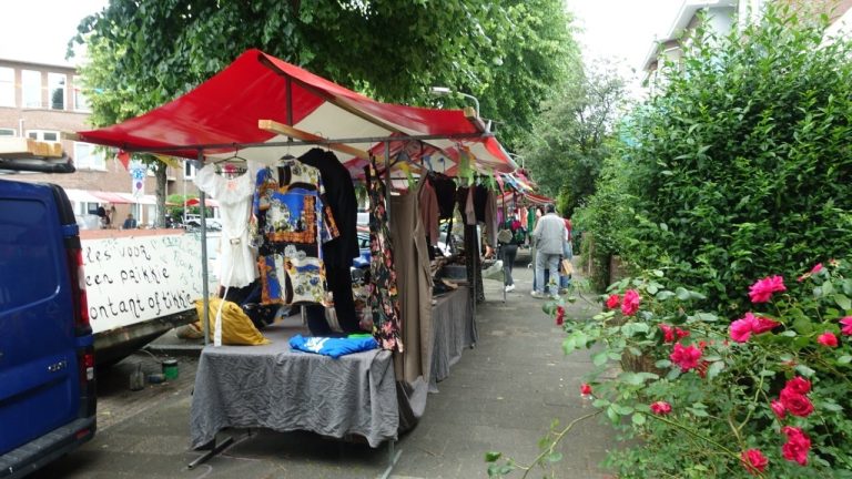 94 kramen en volle straten op Voorburgse rommelmarkt