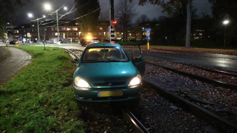 Gemeente onderzoekt trambaan Burgemeester Elsenlaan na derde incident met auto
