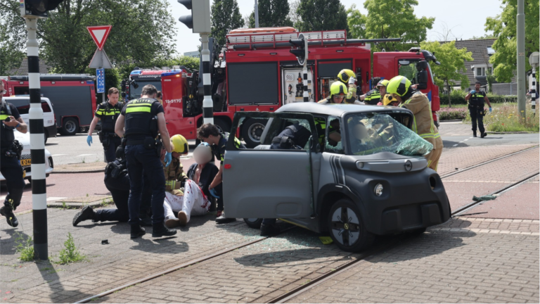 Traumahelikopter ingezet bij aanrijding tram en voertuig in Leidschendam, twee zwaargewonden