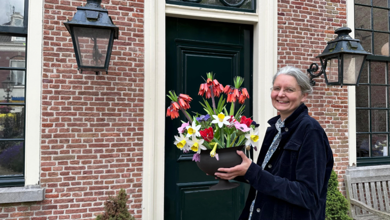 Papieren bloemen uit Rijswijk te zien op Chelsea Flower Show in Londen