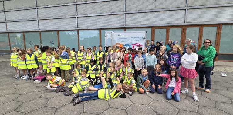 Leerlingen steken handen uit de mouwen tijdens opschoonactie in Delfgauw