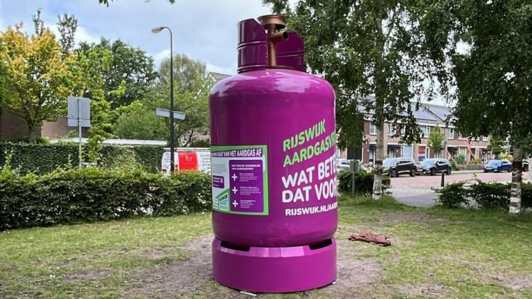 Rijswijk organiseert Buurt Kookfeest op speelveld Planetenflats, paarse gasfles krijgt nieuwe plek