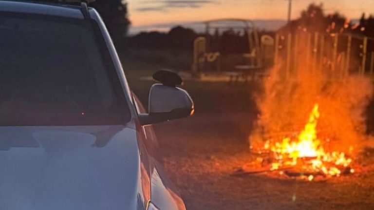 Bankje in brand gestoken bij Dobbeplas, zes bekeuringen uitgedeeld