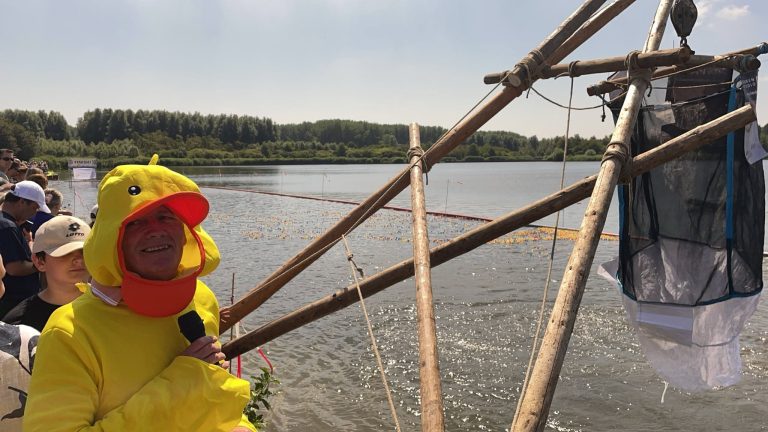 Rotary Badeendjesrace zorgt voor spannende finish aan de Dobbeplas