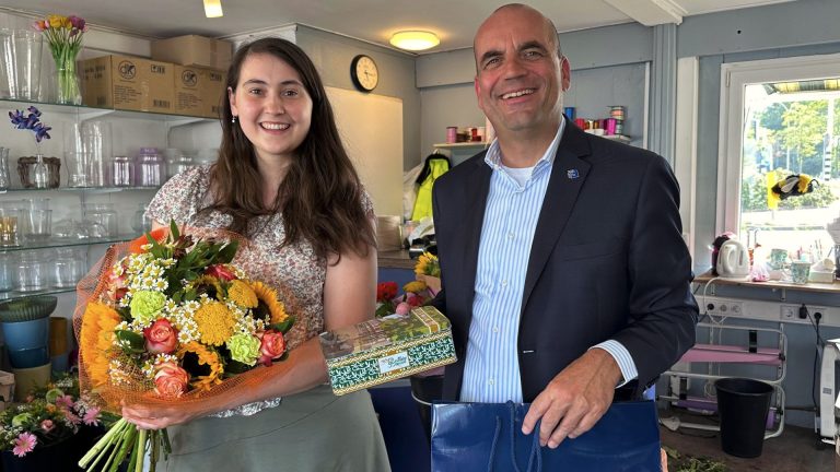 Van stagiair tot ondernemer. Cheyenne is nu eigenaar van bloemenkiosk Flowerfriends