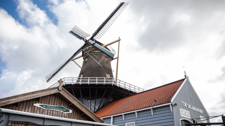 Wieken van molen De Salamander in Leidschendam staan anderhalf jaar stil door veiligheidsproblemen