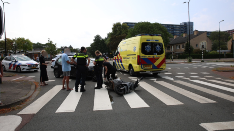 Twee gewonden bij botsing tussen scooter en auto op Sir Winston Churchilllaan
