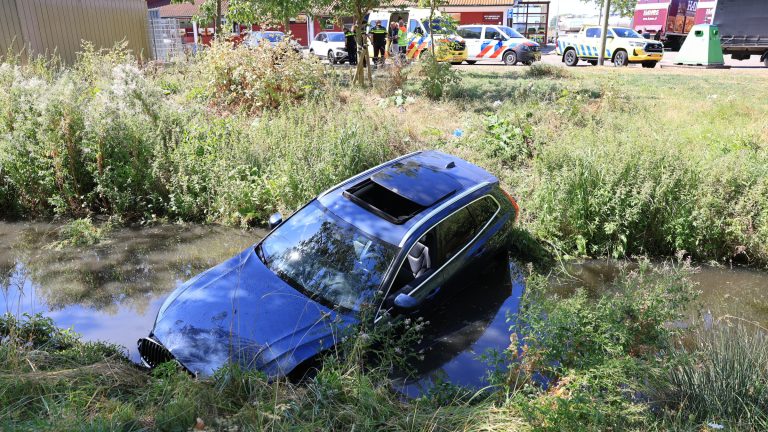 Auto belandt tijdens inparkeren in water bij Burger King