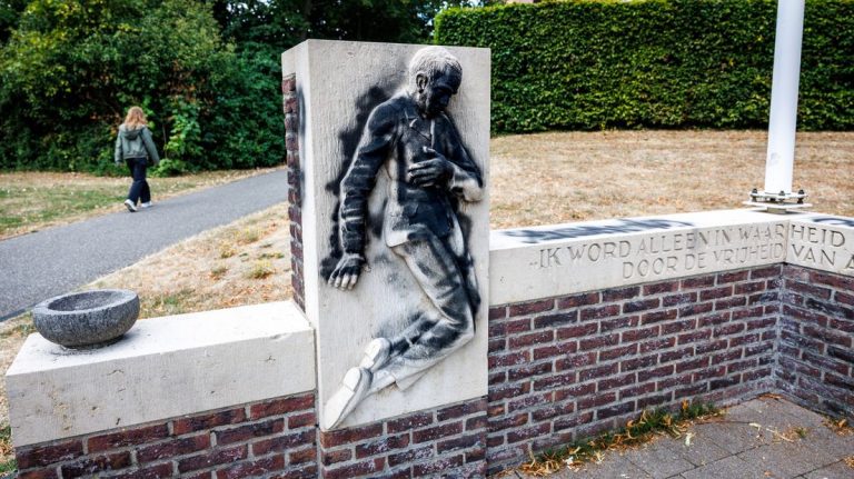 Oorlogsmonument in Pijnacker beklad met graffiti