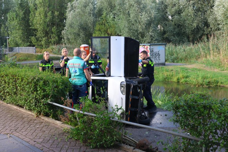 Brommobiel kantelt op fietspad, brandweer helpt bestuurder uit voertuig